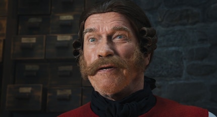 Arnold Schwarzenegger, parrucca e baffi inclusi.