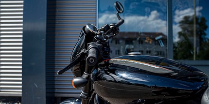 Die Harley sieht ohne Spiegel armselig aus. Armes Ding.