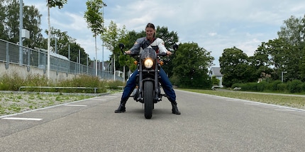 Bis hierhin ging noch alles gut: Carla auf meiner Harley-Davidson Street Rod.