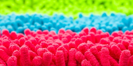 Mikrofaserteppiche sind an ihren Fasern gut zu erkennen und oft in vielen Farben erhältlich.