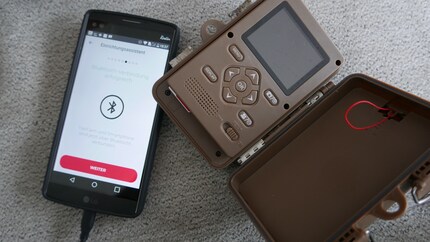 L'intérieur : Le compartiment de la batterie, le slot SD, le port USB, l'écran et quelques boutons.