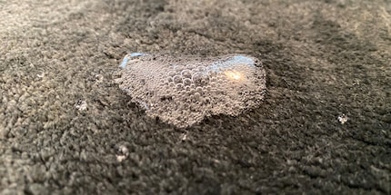 Plus l'eau minérale est gazeuse, plus elle est efficace contre les taches.