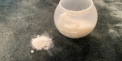 La lessive en poudre enlève les taches, et pas seulement sur les vêtements.