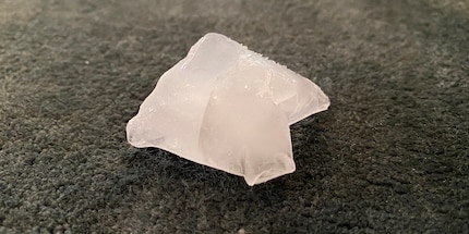 La glace gèle les taches.