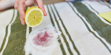 Le jus de citron permet même d'éliminer les taches foncées sur les tapis clairs.