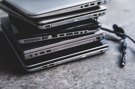 Una pila di computer portatili usati in attesa di essere trattati. Foto: Dalia Bohn