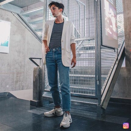 Oliver marie ses baskets gris clair à un haut à rayures. Photo : @fashionwhisper