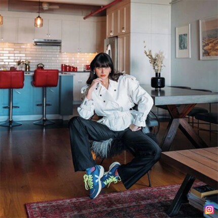 Natalie associe ses venturi criardes à une tenue noire et blanche. Photo : @natalieoffduty