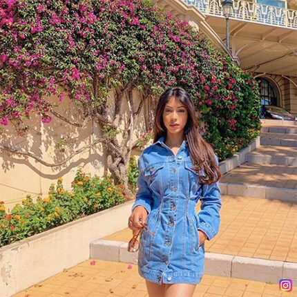 Diese Influencerin setzt auf steifen Denim und eine taillierte Silhouette. Bild: @missbenzyissac