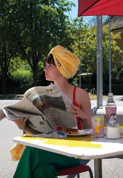 Dank Turban trocknen die Haare auch an fremden Frühstückstischen mit Stil.