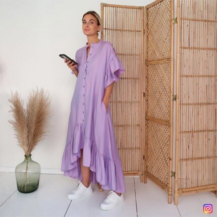 Auch dieses Kleid mit Rüschen wirkt mit Sneakers sportlicher, als es ist. Bild: @naaomiross