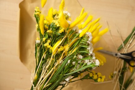 Semplice, ma di grande effetto: il bouquet di fiori completa l'allestimento della tavola.