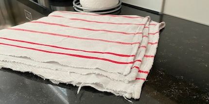Gli strofinacci usati sono un'alternativa perfetta alla carta da cucina.
