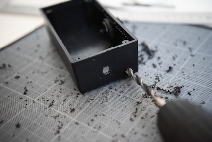 Des trous d'environ 5mm ont été percés de chaque côté. Juste assez grand pour faire passer les microphones de Lavalier.