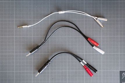 Trois fois un splitter audio 3,5mm. Les deux premiers étaient des erreurs d'achat. Le troisième fonctionne comme souhaité.