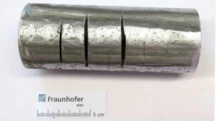 Un échantillon de «Proteus». Certes, la meuleuse d'angle permet d'aller sous la surface, mais tôt ou tard, on tombe sur une sphère. Photo : Dr Florian Bittner, Institut des matières plastiques et des techniques de recyclage IKK, Leibniz Universität Hannover, Allemagne/ Fraunhofer-Institut für Holzforschung, Wilhelm-Klauditz-Institut WKI, Hannover, Allemagne