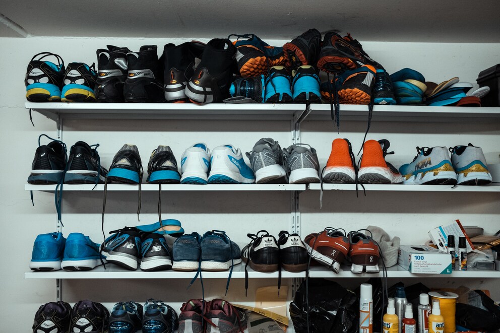 Le scarpe da corsa di mamma e papà in cantina