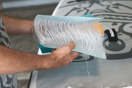 Das «Knitted Fabric» sieht für ungeschulte Augen fast gleich aus, ist aber schwerer und günstiger.