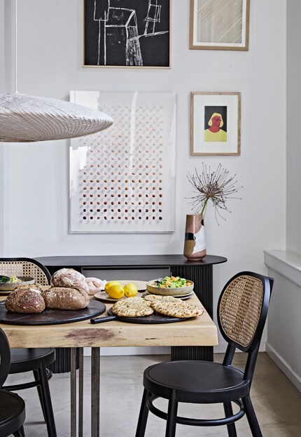 Souvenirs, impressive works of art or posters add pizzazz to the kitchen. Photo: HK Living