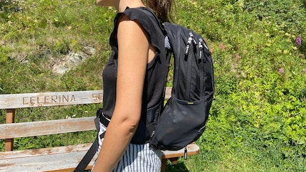 Dank des elastischen Federstahlrahmens klebt mein Rucksack nicht steif am Rücken.