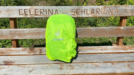 Wenn’s schüttet, kannst du den Rucksack in eine wasserfeste Hülle packen. Da Petrus bei meiner letzten Tour nonstop positiv gestimmt war, habe ich die Hülle bei Sonnenschein fotografiert.