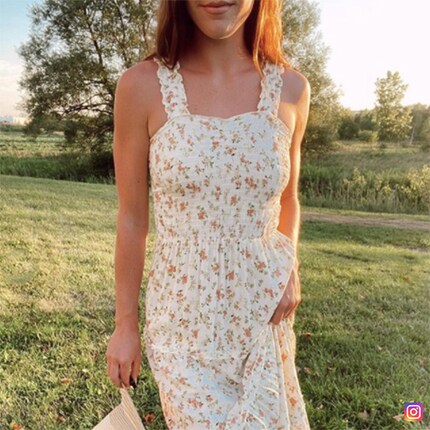 Mit einem an der Taille gesmokten Blümchenkleid betont diese Bloggerin ihre Schokoladenseite. Bild: @sharpley.styled