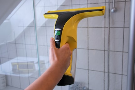 Kärcher WV6 in uso in bagno.