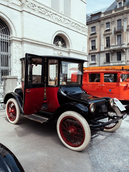 Hansueli Wartenweiler spera di rallegrare un po' la vita quotidiana della gente con la sua automobile d’epoca.