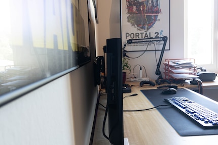 Un supporto a parete fornisce distanza e più spazio sulla scrivania.
