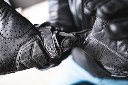 Diese Lasche sollte an jedem Töffhandschuh verbaut werden