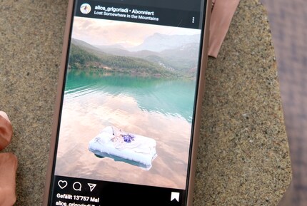 I letti ad aria aperta sostituiscono le stanze d'albergo in tempi di allontanamento sociale. Insta post: Alice Grigoriadi, «alice_grigoriadi»