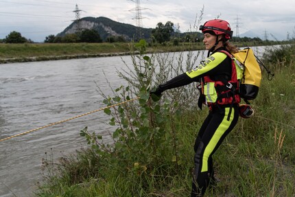 Daniela Lippuner tire la sauveuse et le « patient » hors du courant à l'aide d'une corde.