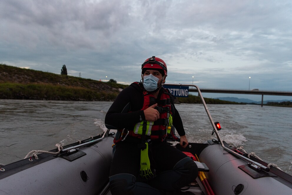 Kevin Berger navigiert das Wasserrettungsboot durch die Strömung.