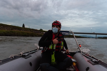 Kevin Berger navigue le bateau de sauvetage à travers le courant.
