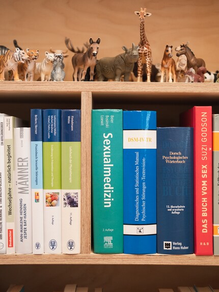 Nella libreria c’è un piccolo zoo. Le figure di animali rappresentano simbolicamente le diverse costellazioni possibili in una relazione.