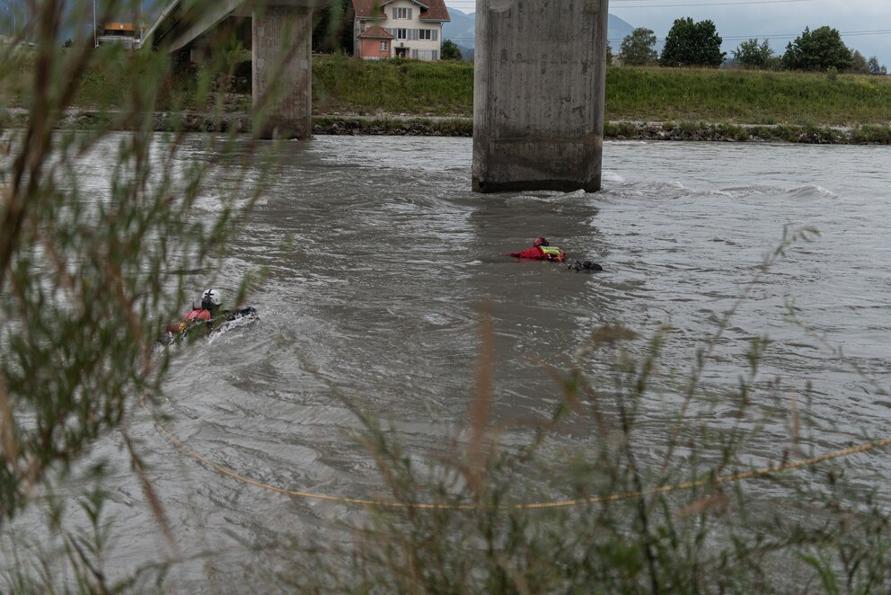 Eine reglose Person im Wasser – jetzt muss es schnell gehen.