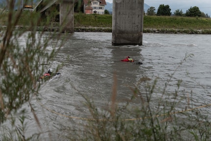 Une personne inerte dans l'eau ; il faut agir vite.