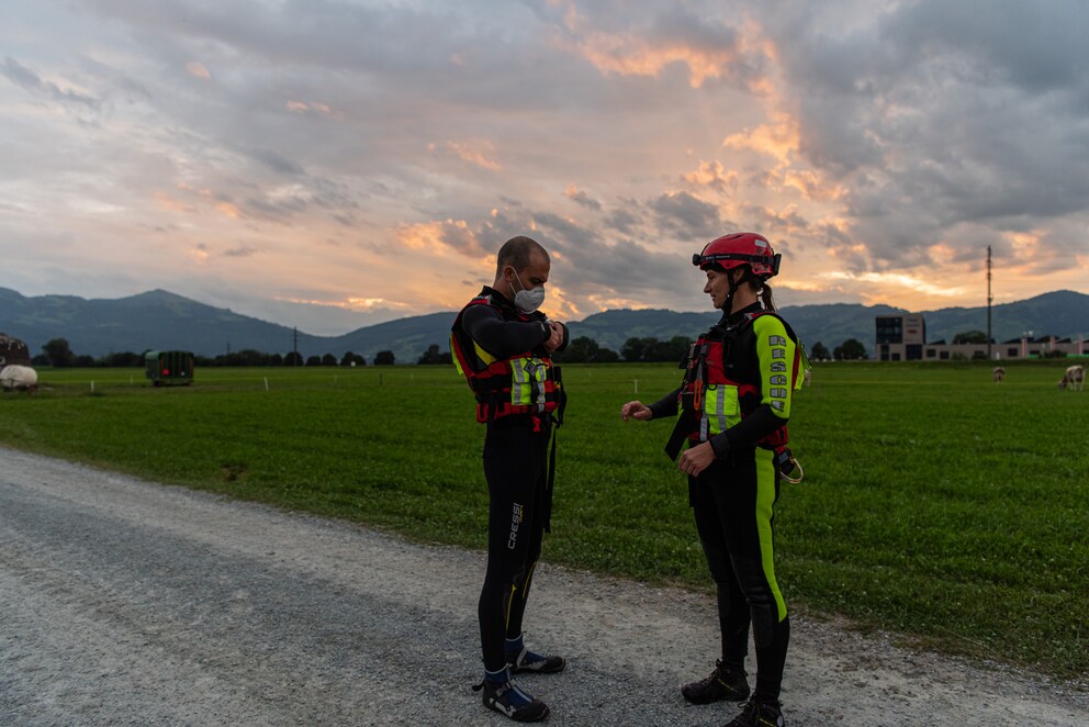 Daniela Lippuner instruiert mich für den Sprung in den Rhein.