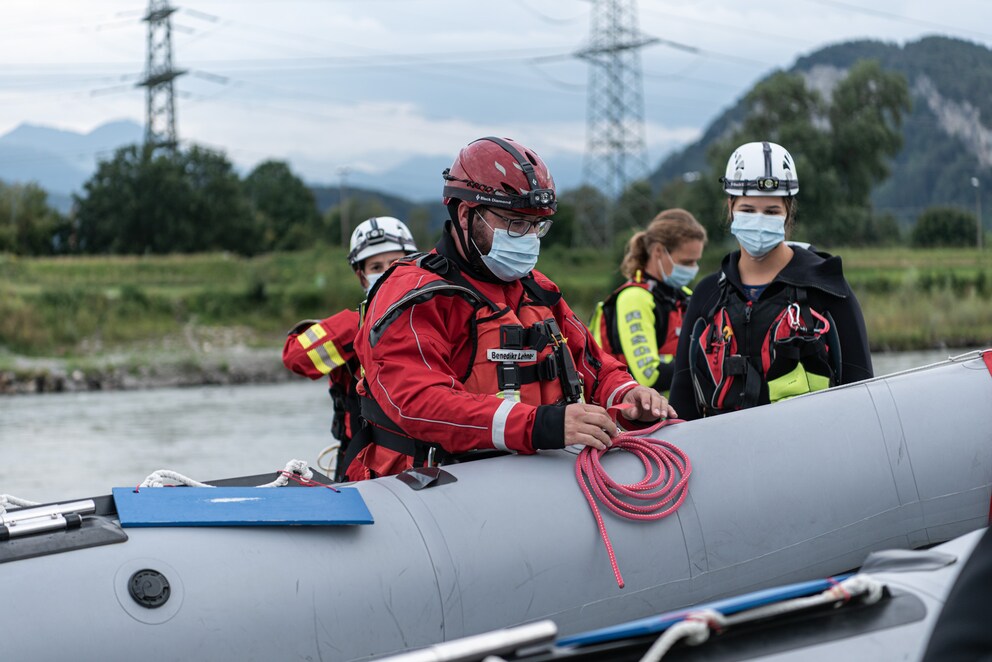 Je nach Lage wird auch das Boot zu Wasser gelassen.