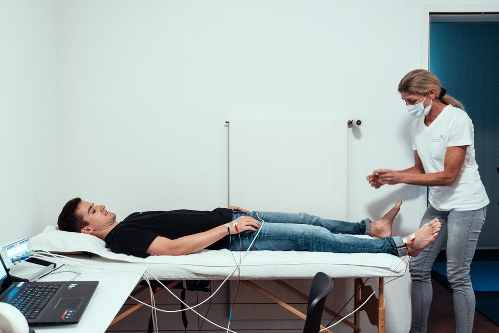 Yannick bei der bioelektrischen Impedanzanalyse.