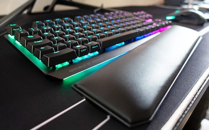 Le repose-paumes cache la barre d'éclairage LED RGB.