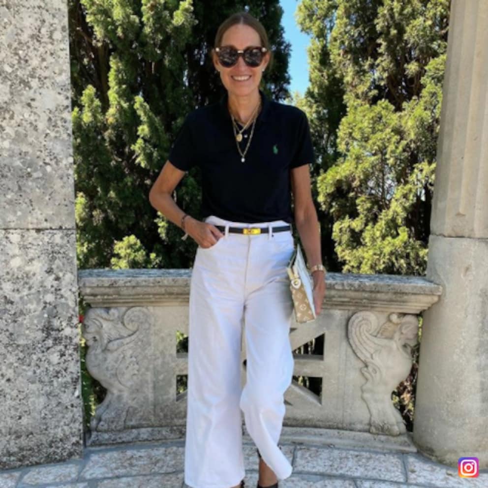 L'ex caporedattrice di Instyle Germania sa come si presenta il look estivo perfetto: maglietta polo, pantaloni bianchi e sandali a zeppa. Immagine: @nettiweber