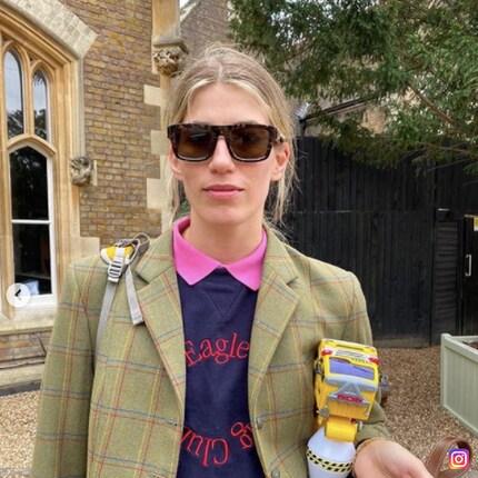 Veronika Heilbrunner si sta già preparando per l'autunno e indossa un maglione e un blazer sopra la sua polo. Immagine: @veronikaheilbrunner