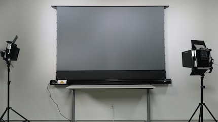 Questo è Elite Screens CLR FTE100H2. O Bob. Solo Bob.
