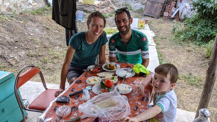 À peine partis, déjà invités : Lous et Julen dans une famille près de Bozüyük.