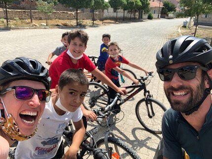 Les cyclistes entre eux.