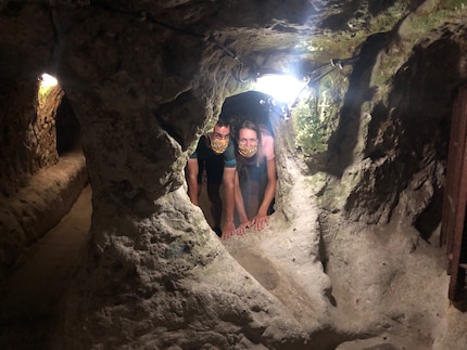 Lous et Julen dans le système de tunnels de Derinkuyu, qui s'étend sur des kilomètres.