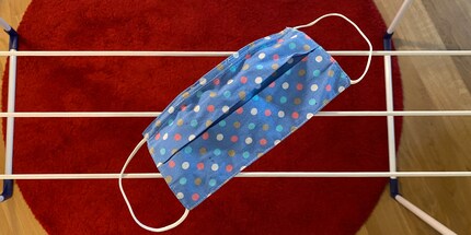 Les masques en tissu sèchent le mieux sur un étendoir.