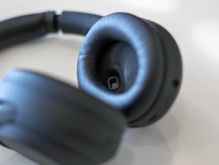 Il piccolo sensore si trova nel rettangolo riflettente degli auricolari.