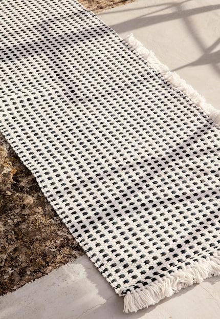 Die gute Art von Blender: Prints und Struktur lenken von kleinen Flecken ab. Bild: Ferm Living